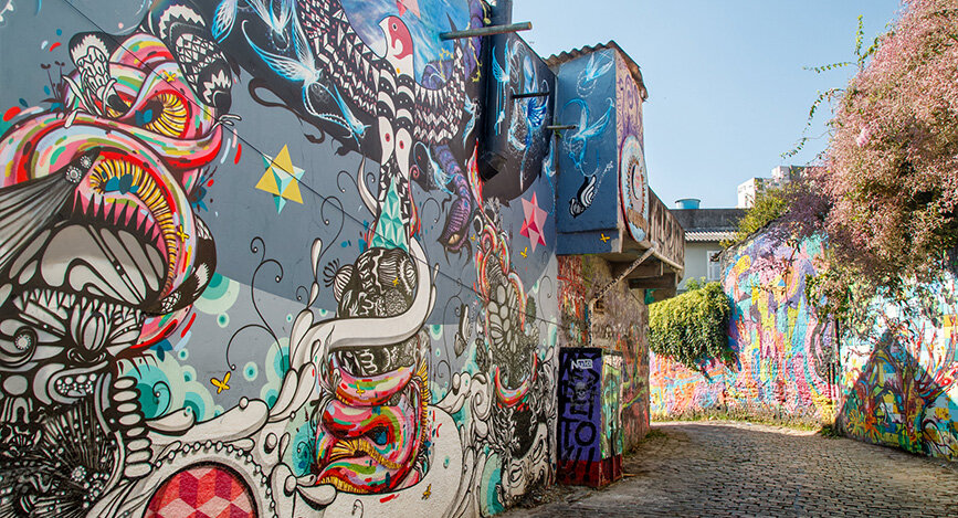 @istock - Alexandre Fagundes Beco do Batman (Batman Alley) célèbre ruelle dans le quartier de Vila Madalena avec des graffitis peints sur les murs. Sao Paulo, Brésil