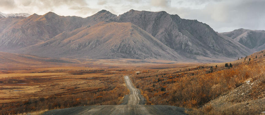 Dempster Highway au Yukon avec vue sur Tombstone