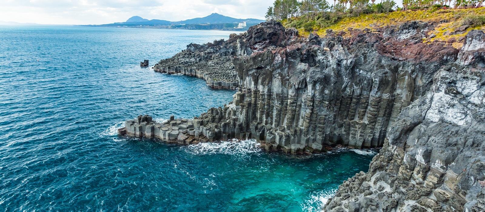 Côte de Jungmun Daepo Jusangjeolli falaise à  l'île de Jeju, Corée du Sud