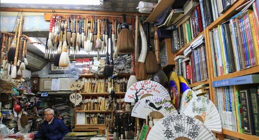 Boutiques dans le quartier d’Insadong, centre-ville de Séoul, Corée du Sud.