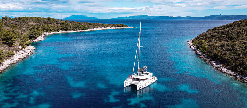 Catamaran sur la mer adriatique, Croatie.