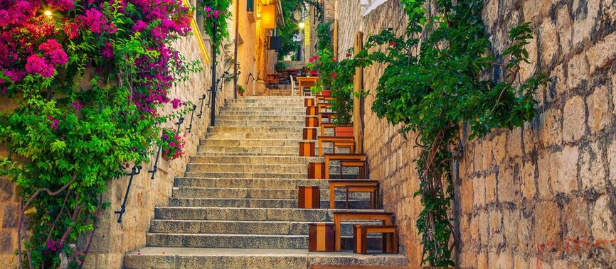 Rue décoré avec des fleurs, Hvar, Croatie.