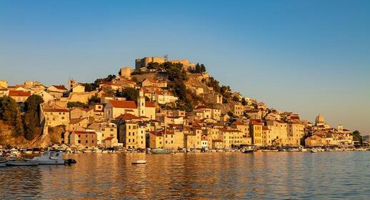 Front de mer sur šibenik et sa forteresse, Croatie.