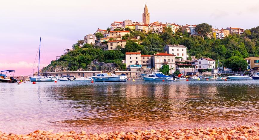 Ville de Vrbnik, mer Adriatique. Île de Krk, Croatie.