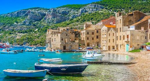 Komiza sur l'île de Vis en Croatie