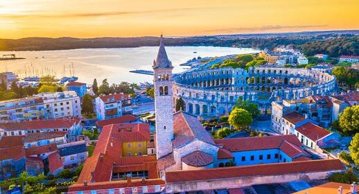Vue aérienne de l’arène de Pula au coucher du soleil, Croatie.