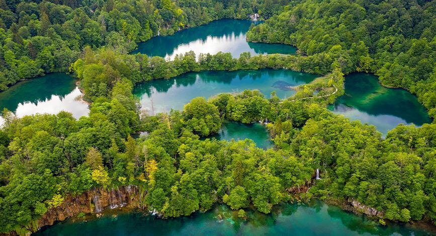Vue aérienne des lacs avec cascades, Parc national des lacs de Plitvice, Lika, Croatie