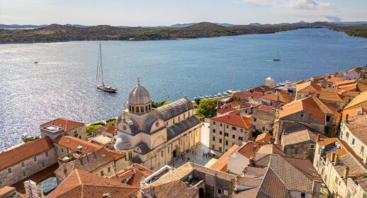 Vue aérienne de la ville de Sibenik avec la cathédrale Saint-Jacques en Croatie