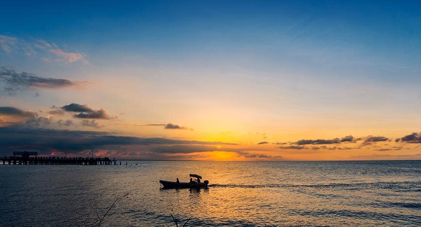 Paysage marin avec un bateau dans la ville de La Ceiba, Honduras.