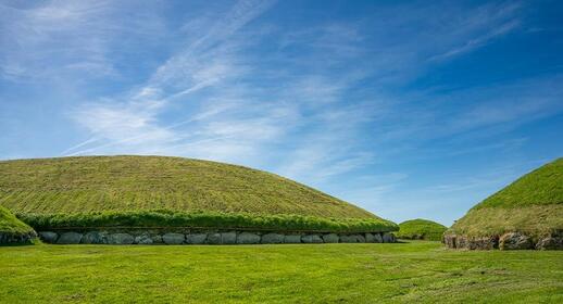 Knowth, une tombe mégalithique dans le comté de Meath, en Irlande