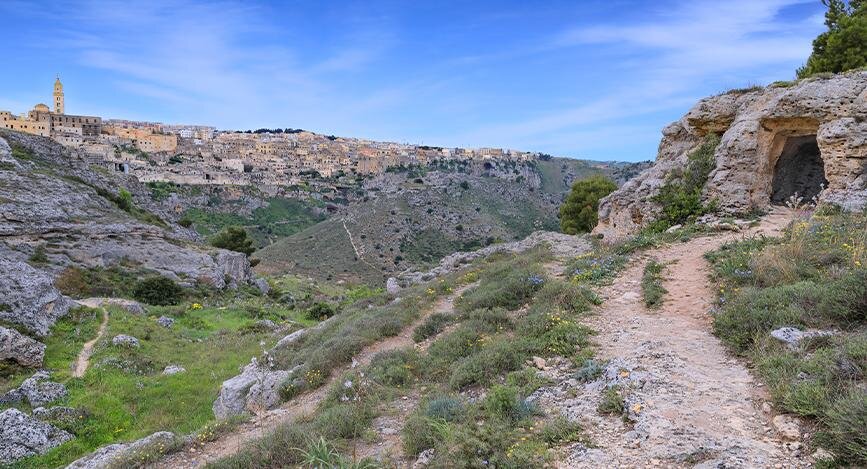 Maison troglodyte Matera depuis le parc Murgia Materana dans le sud de l’Italie.
