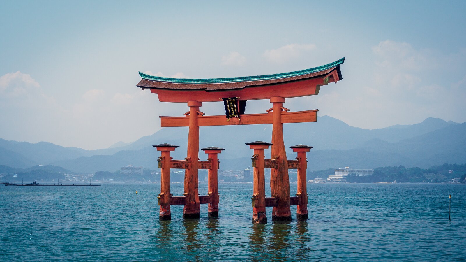 Grand torii du sanctuaire de Itsukushima sur l'île de Miyajima