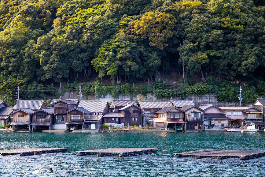 Les maisons funaya du village de pêcheurs d'Ine.