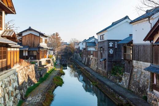 Tour en barque dans le canal de Hachiman-bori.