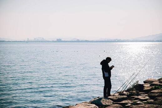Pêcheur sur les rives du Lac Biwa