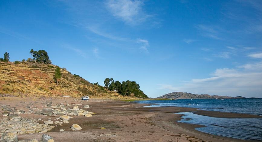 Vue sur le lac Titicaca depuis la péninsule de Llachon au Pérou.