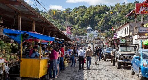 Marché de rue à Ataco, un village colonial sur la Route des fleurs, El Salvador.