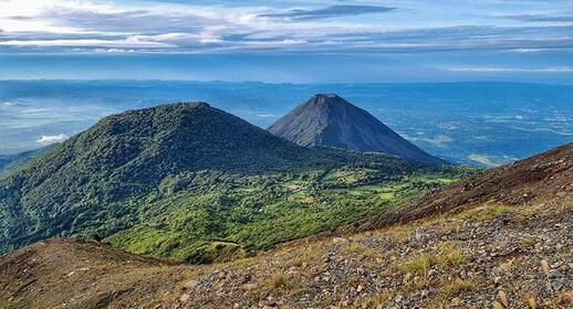 Vue sur le volcan Izalco depuis le volcan Ilamatepec, Cerro Verde, El Salvador.