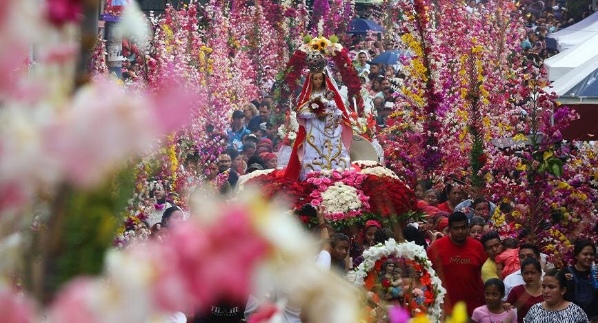 Procession de fleurs et de palmiers à Panchimalco, El Salvador.