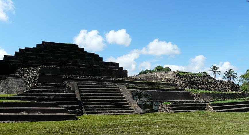 La Route Archéologique - El Tazumal, El Salvador.