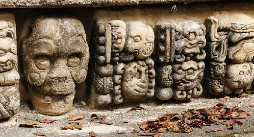 site archéologique de Copan, civilisation maya, stèles décorées